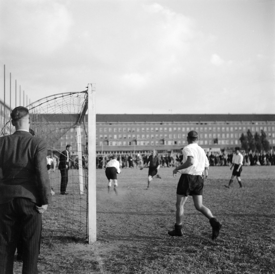 Lepels en vorkenwedstrijd op het VVA-terrein. Een voetbal wedstrijd van twee buu, Bestanddeelnr 900-5557