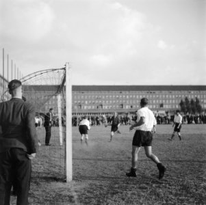 Lepels en vorkenwedstrijd op het VVA-terrein. Een voetbal wedstrijd van twee buu, Bestanddeelnr 900-5557