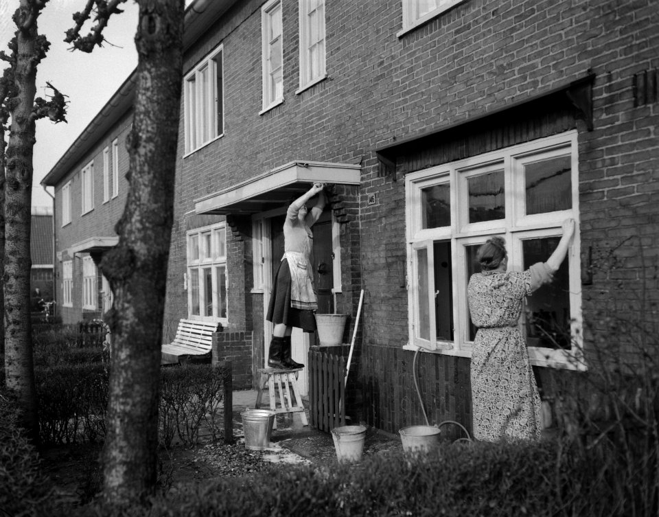 Leven in Tuindorp Oostzaan komt weer op gang, vrouwen maken de woningen schoon, Bestanddeelnr 910-9926