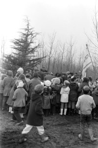 Leerlingen van Rosj Pina school planten bomen in Amstelpark, Amsterdam, Bestanddeelnr 924-2541