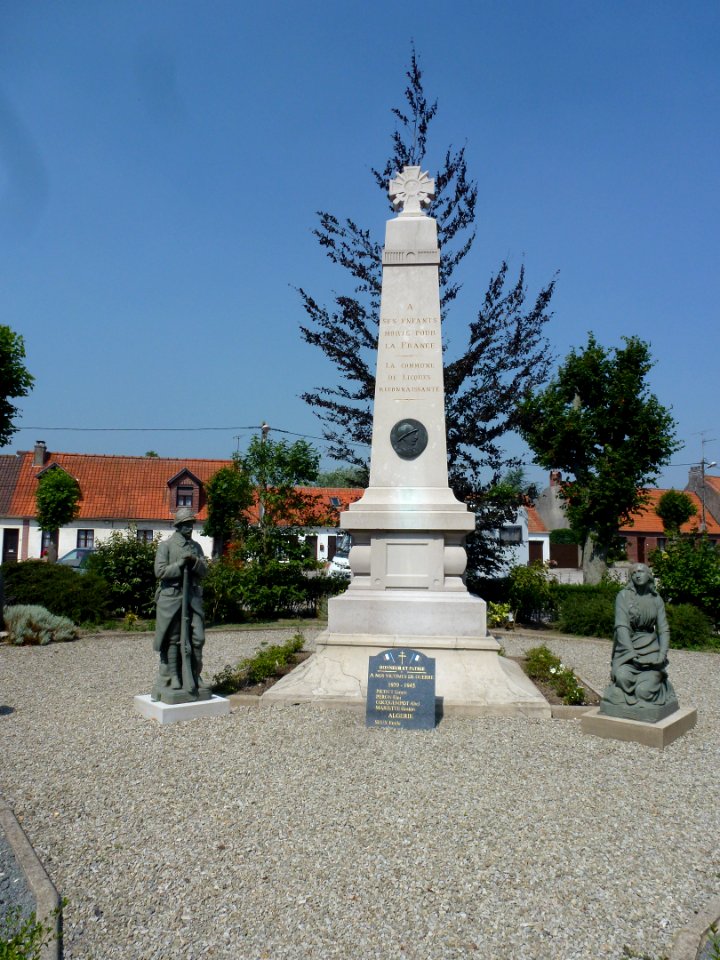 Licques (Pas-de-Calais) monument aux morts sur la place