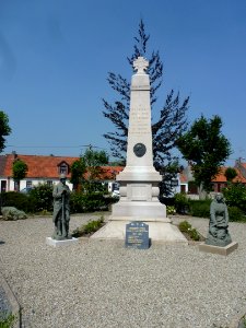 Licques (Pas-de-Calais) monument aux morts sur la place