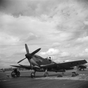 Lid grondpersoneel bezig met Spitfire, Bestanddeelnr 900-2907