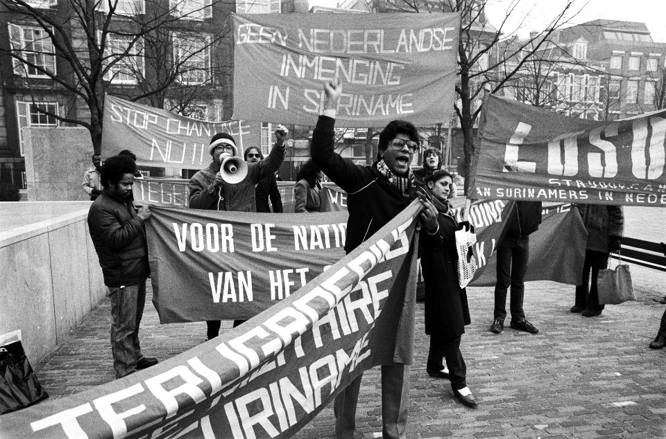 Leden Landelijke Organisatie Surinamers in Nederland (LOSIN) demonstreren in Den, Bestanddeelnr 932-0031