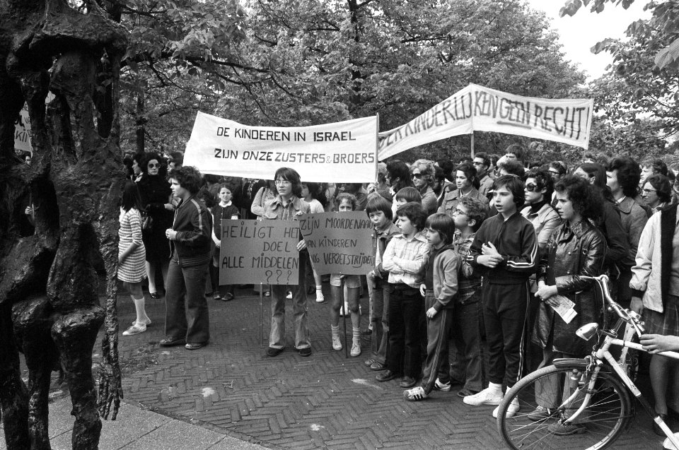 Leden Joodse gemeenschap demonstreren tegen terreur in Israel op Museumplein ki, Bestanddeelnr 927-1943