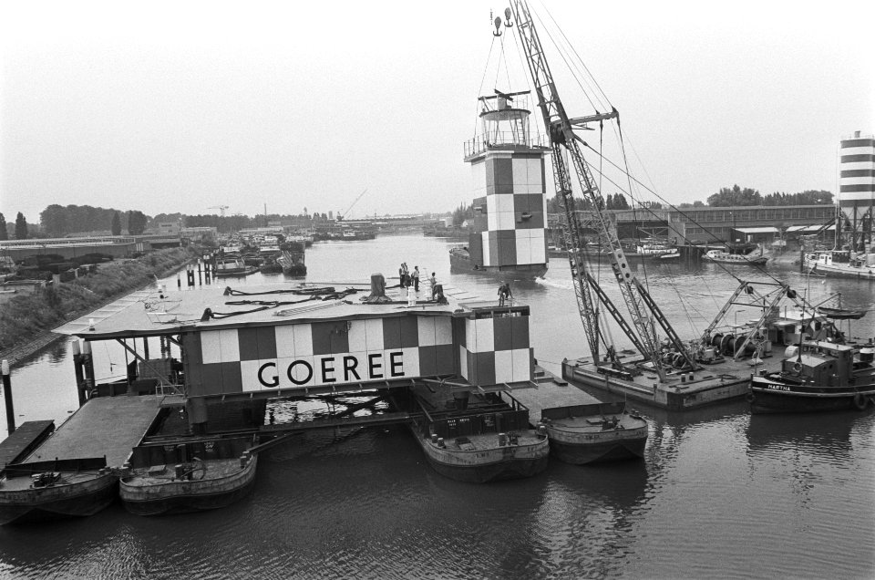 Lichttoren Goeree op lichtplatform geplaatst in eerste Merwedehaven, Dordrecht, Bestanddeelnr 924-7267