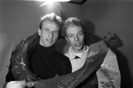 Leo Visser (links) en Gerard Kemkers in een krans, Bestanddeelnr 934-3915