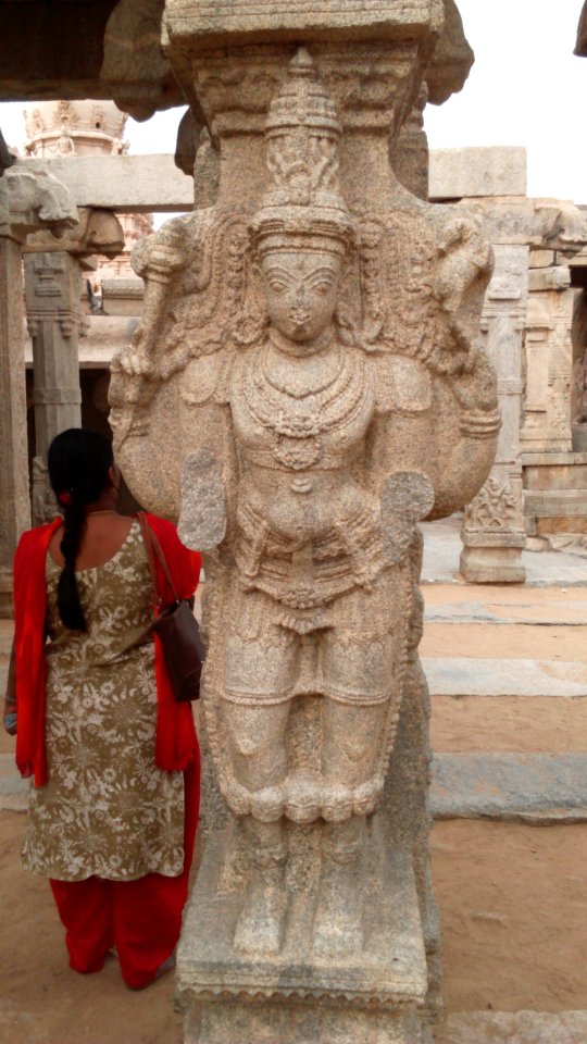 Lepakshi pillar sculpter 7