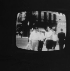 Lee Harvey Oswald deelt pro-Cuba-pamfletten uit in New-Orleans TV, Bestanddeelnr 920-1060