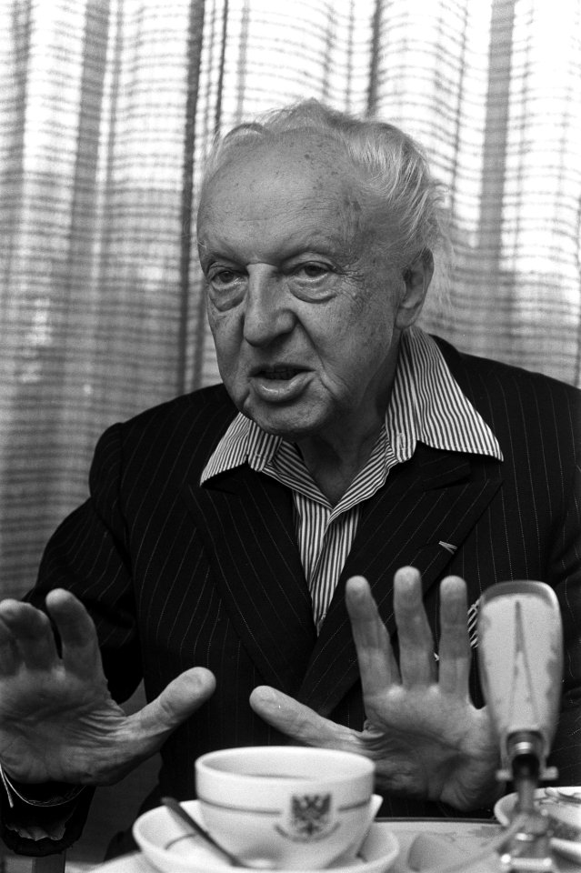 Leopold Stokowsky , 88 jaar , componist USA, houdt persconferentie te Hilversum,, Bestanddeelnr 923-7414