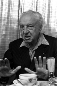 Leopold Stokowsky , 88 jaar , componist USA, houdt persconferentie te Hilversum,, Bestanddeelnr 923-7414