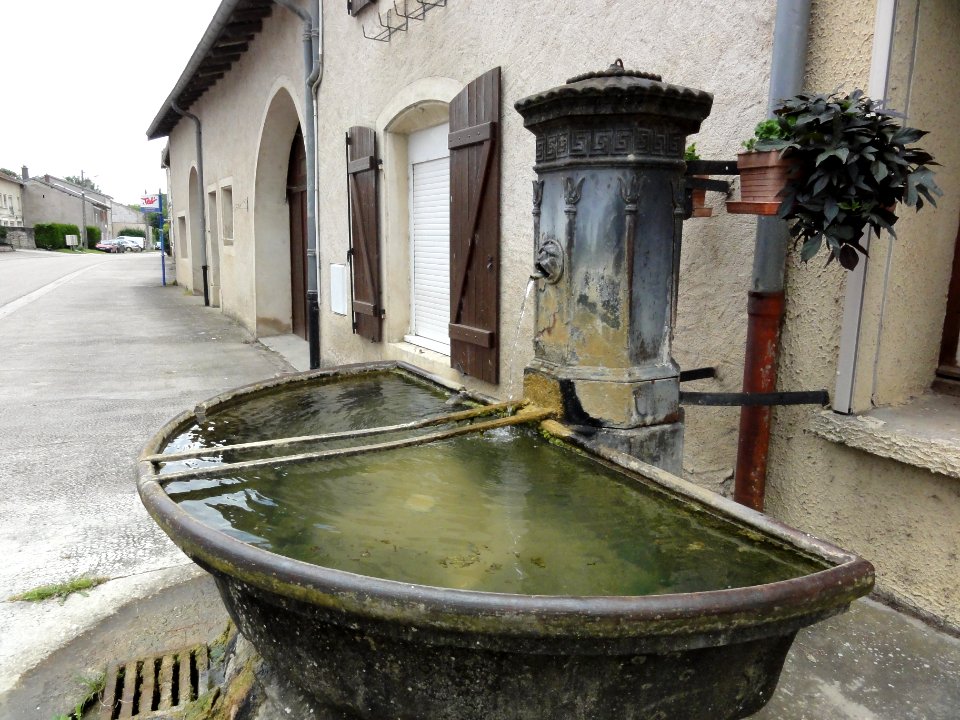 Lemainville(M-et-M) fontaine avec bac en hemicercle