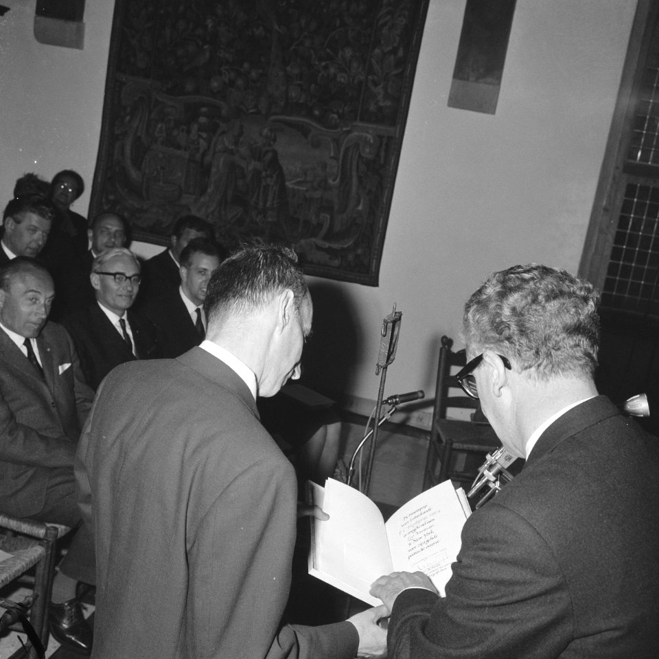 Leo Vroman ontving staatsprijs voor letterkunde in het Muiderslot, Leo Vroman en, Bestanddeelnr 917-8048