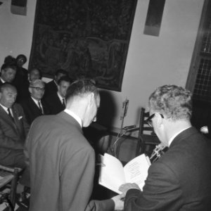 Leo Vroman ontving staatsprijs voor letterkunde in het Muiderslot, Leo Vroman en, Bestanddeelnr 917-8048