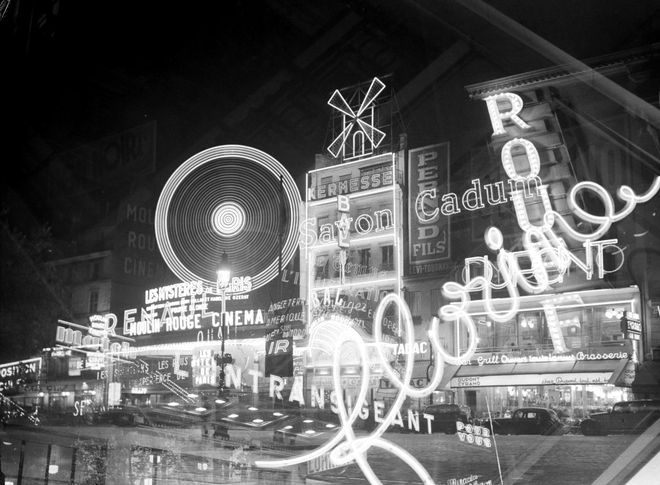 Lichtreclame in de 'Ville lumière', Bestanddeelnr 191-0379