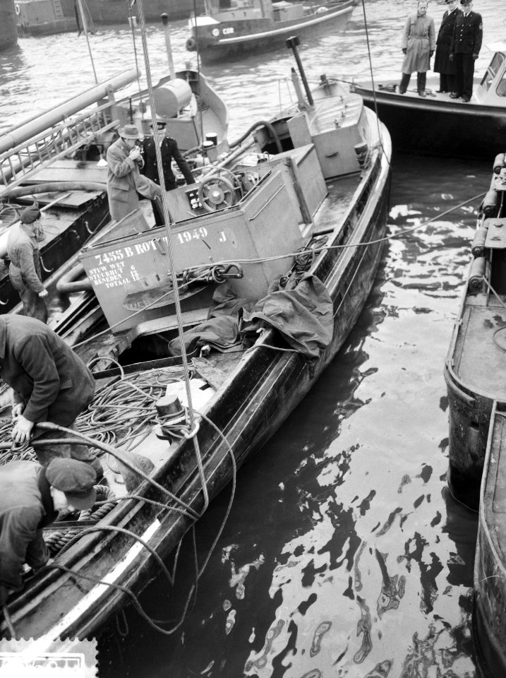 Lichten van de overvaren sleepbootje Zwaluw in de haven van Rotterdam, Bestanddeelnr 910-9061