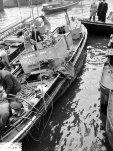 Lichten van de overvaren sleepbootje Zwaluw in de haven van Rotterdam, Bestanddeelnr 910-9061