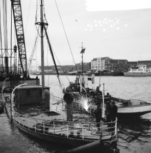 Lichten van een gezonken schip te Vlaardingen overzicht van de werkzaamheden, Bestanddeelnr 918-5187
