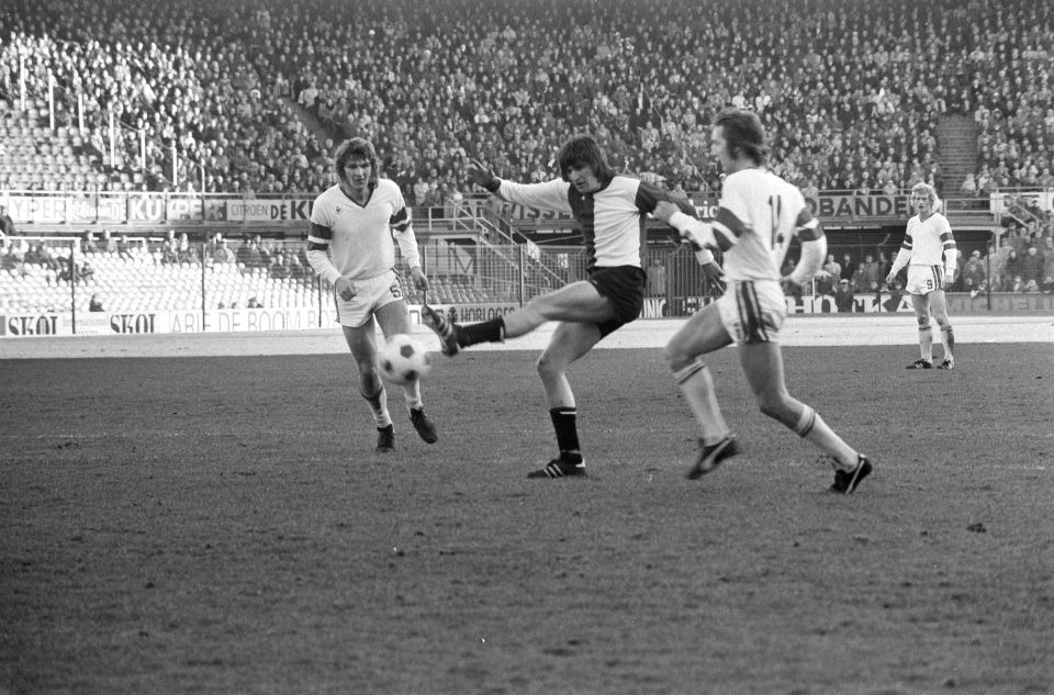 Lex Schoenmaker (midden) in actie, Bestanddeelnr 926-9383