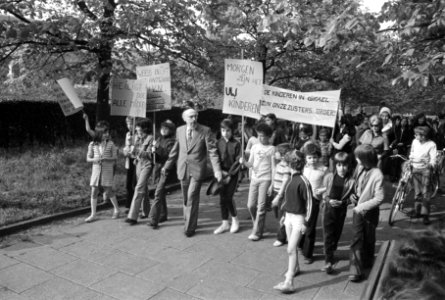 Leden Joodse gemeenschap demonstreren tegen terreur in Israel op Museumplein de, Bestanddeelnr 927-1945