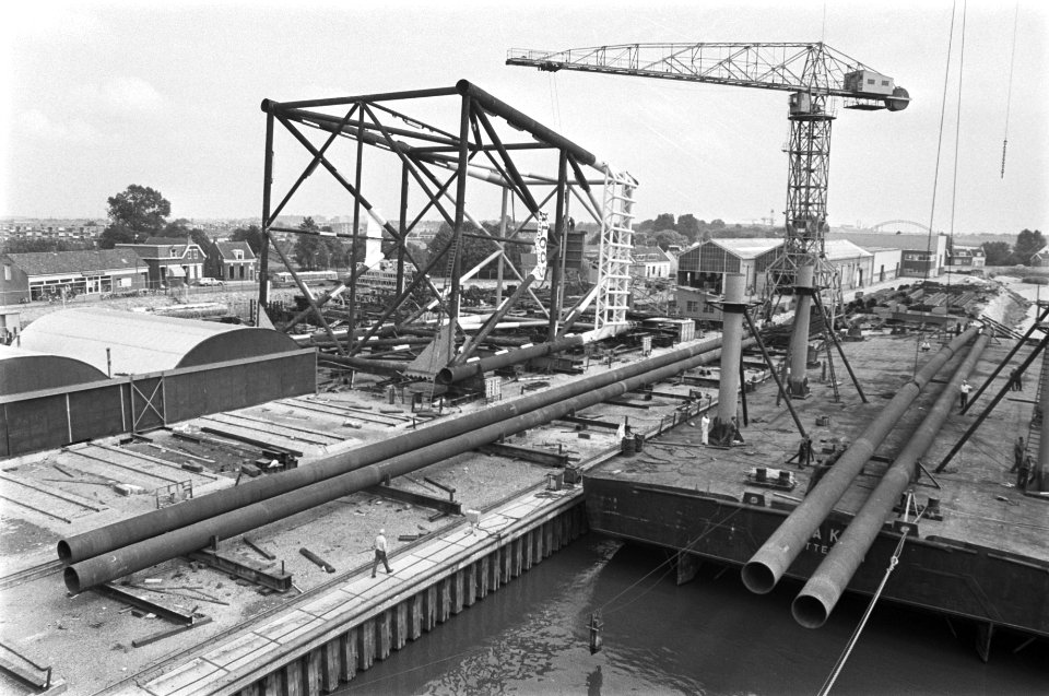 Lichttoren Goeree op lichtplatform geplaatst in eerste Merwedehaven, Dordrecht, , Bestanddeelnr 924-7266