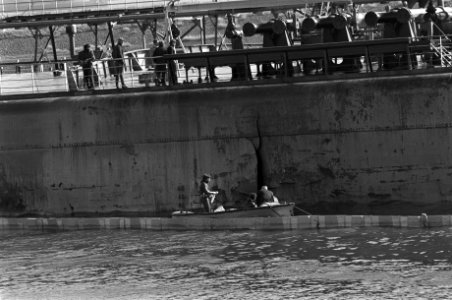 Lekgeslagen tanker Pacific Lolocotrain in IJmuiden scheur in schip en rubberr, Bestanddeelnr 928-1814