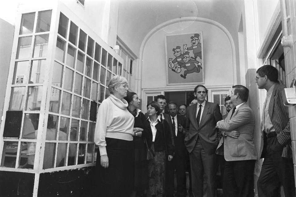 Leden Kamercommissies bezoeken jeugdgevangenis Lloyd Hotel in Amsterdam Kamerle, Bestanddeelnr 933-8281
