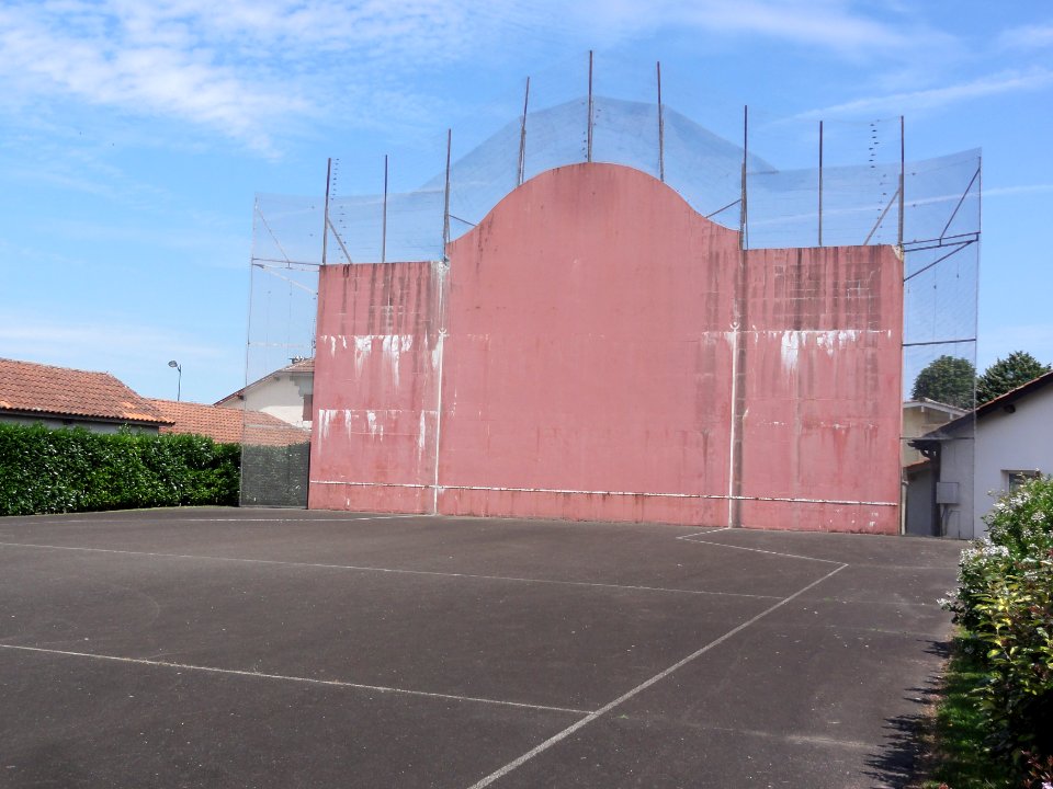 Lesperon (Landes) pelota court
