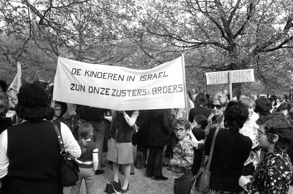 Leden Joodse gemeenschap demonstreren tegen terreur in Israel op Museumplein ki, Bestanddeelnr 927-1944
