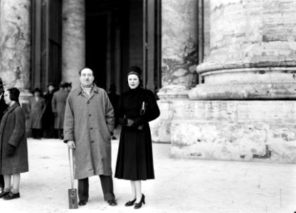 Lee Garmes en zijn vrouw voor de ingang van de Sint-Pietersbasiliek, Bestanddeelnr 191-1259