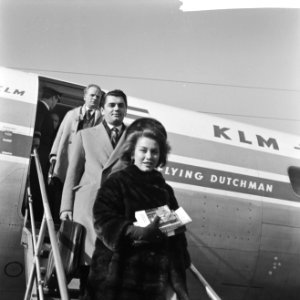 Linda Christian met echtgenoot Edmund Purdom op Schiphol, Bestanddeelnr 916-0265