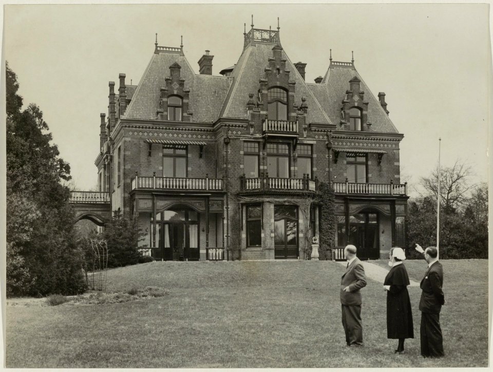 Lindenheuvel, centrum voor rust en bezinning. V.l.n.r. Dr.J.H. Stelma, Zr.M.E. Sertin, Ds.R. van der Mast. NL-HlmNHA 54010580