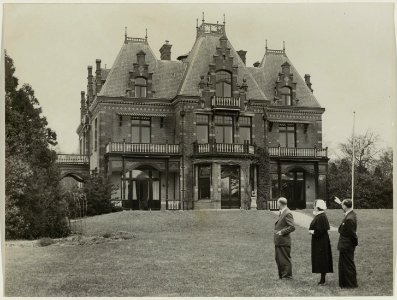 Lindenheuvel, centrum voor rust en bezinning. V.l.n.r. Dr.J.H. Stelma, Zr.M.E. Sertin, Ds.R. van der Mast. NL-HlmNHA 54010580