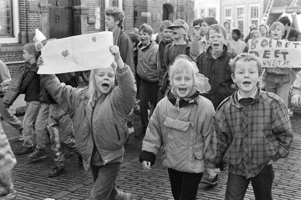 Leerlingen basisscholen Monnickendam demonstreren tegen wachtdagen bij vervangen, Bestanddeelnr 933-9472