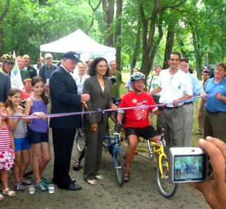 Lincoln Pk ECGW ribbon cutting jeh photo