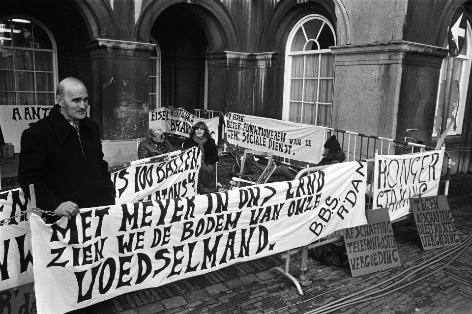 Leden landelijke organisatie van bijstandstrekkers in hongerstaking op Binnenhof, Bestanddeelnr 928-9366