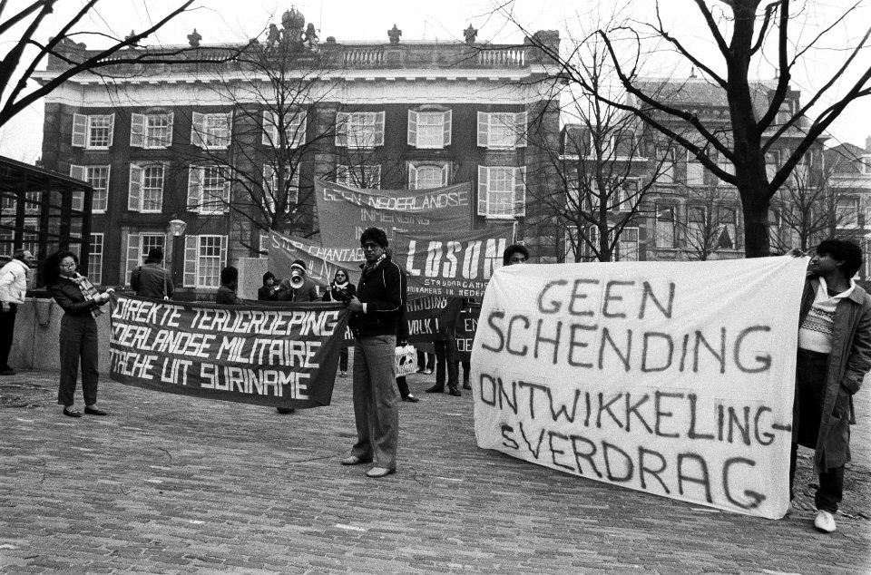 Leden Landelijke Organisatie Surinamers in Nederland (LOSIN) demonstreren in Den, Bestanddeelnr 932-0032