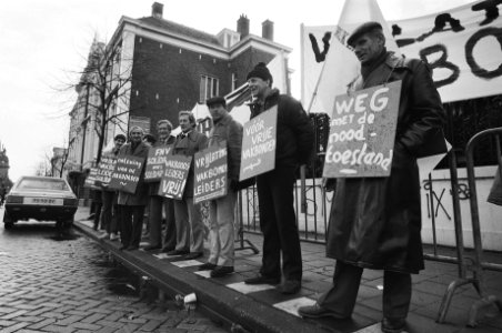 Leden van FNV demonstreren hele week voor Poolse ambassade in Den Haag tegen de , Bestanddeelnr 931-9344