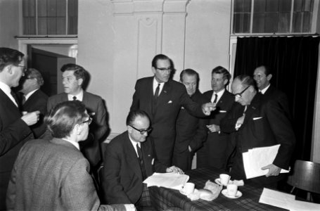 KVP-partijraad in Arnhem, radicaal Bogaers bekijkt de resolutie, voorzitter Aalb, Bestanddeelnr 920-9146