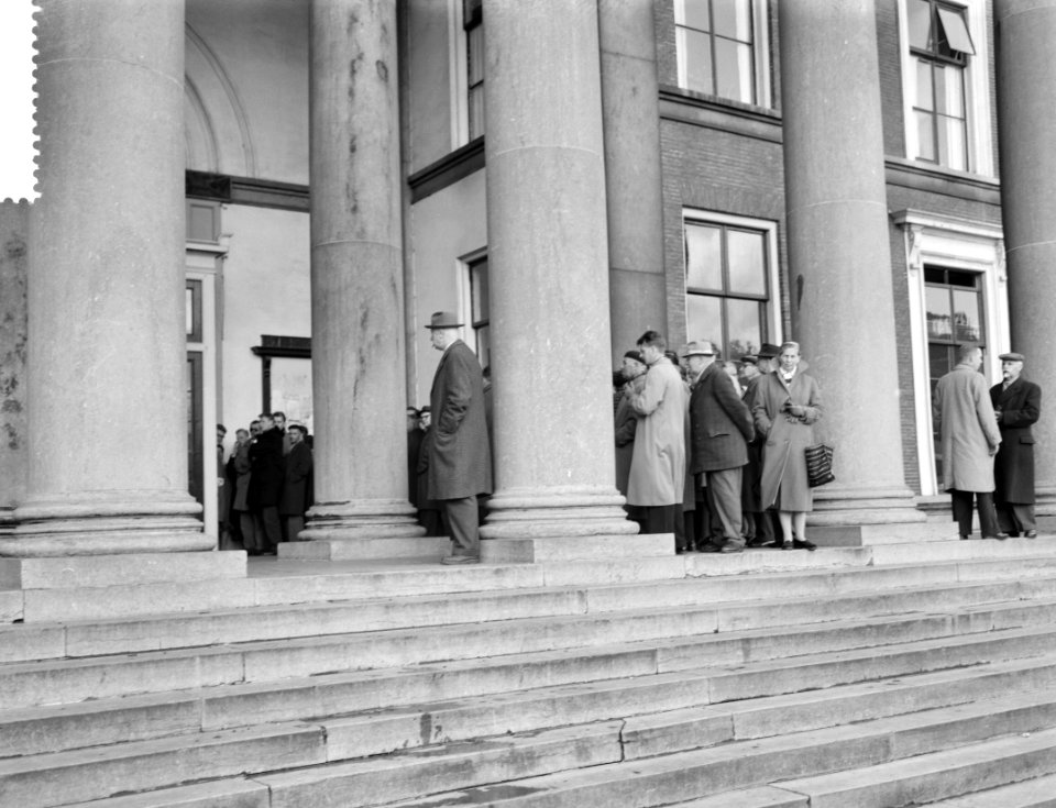 Leeuwarden Proces giftmoord dr O publiek op het bordes van het paleis van ju, Bestanddeelnr 911-1925
