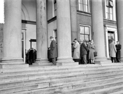 Leeuwarden Proces giftmoord dr O publiek op het bordes van het paleis van ju, Bestanddeelnr 911-1925