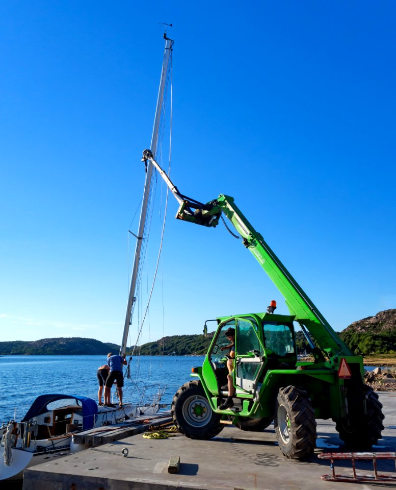 Launching a sailboat 15 - Mast hanging over boat
