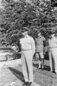 Legercommant S.H. Spoor (links), kolonel C.H.J.F. Van Houten (midden), kolonel P, Bestanddeelnr 135-4-1