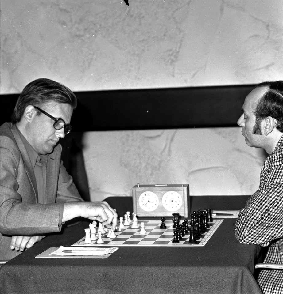 Larsen (l) is aan zet tegen Portisch, Bestanddeelnr 929-0474
