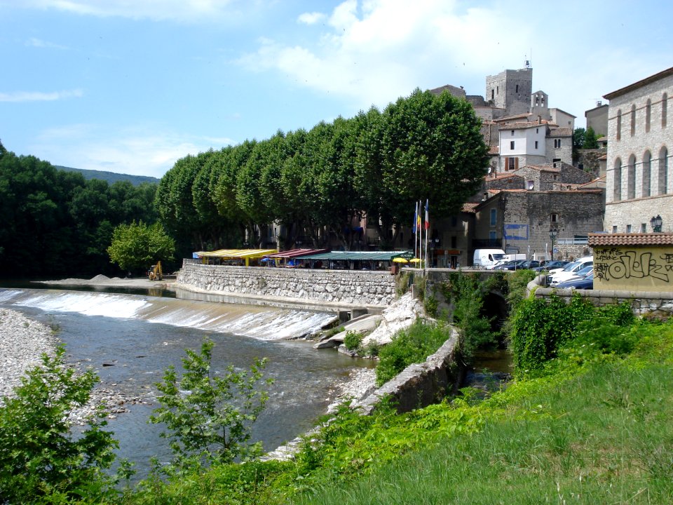 Laroque, l'église, l'Hérault et le barrage