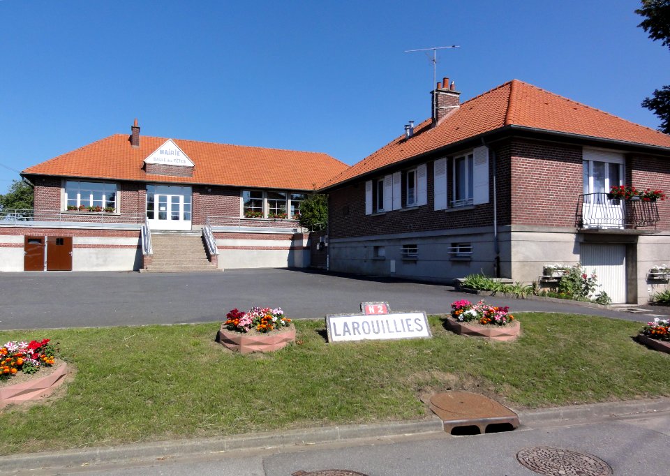 Larrouillies (Nord, Fr) mairie, salle des fêtes