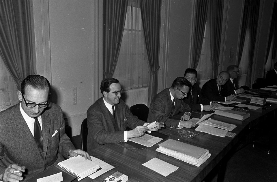 KVP-fractie bijeen om te praten over radicaal drs. J. Aarden . Begin vergadering, Bestanddeelnr 920-8808