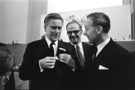 KVP-Partijraad in Den Haag v.l.n.r. Veringa, voorzitte Van der Stee , prof. St, Bestanddeelnr 923-9920