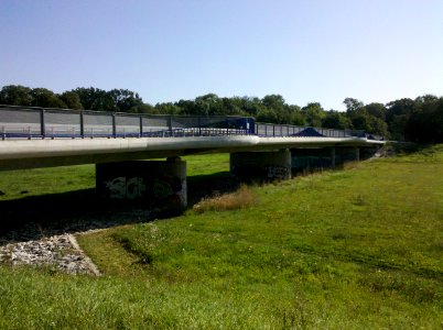 Lauersche Brücke bzw. Bauwerk 8 die S 46 über das Elsterhochflutbett führend -Dreiviertelsicht- im August 2017b