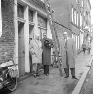 KVP-fractie bezoekt krotwoningen in Amsterdam, links dr Alberding , midden Deke, Bestanddeelnr 914-3182